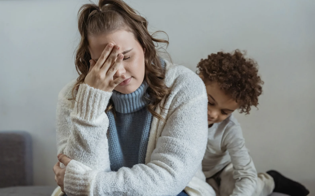 mère fatiguée aves son fils derrière