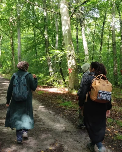 Femmes marchent en foret
